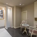 Royal Piazza 招待所 4*